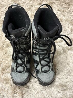 Morrow youth size 2 Gray & Black Lace-Up Snowboard Boots